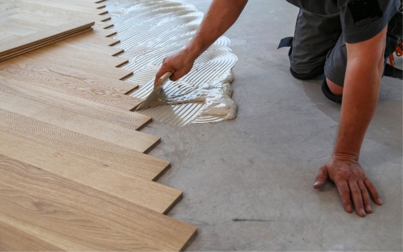 préparer le sol avant la pose du parquet