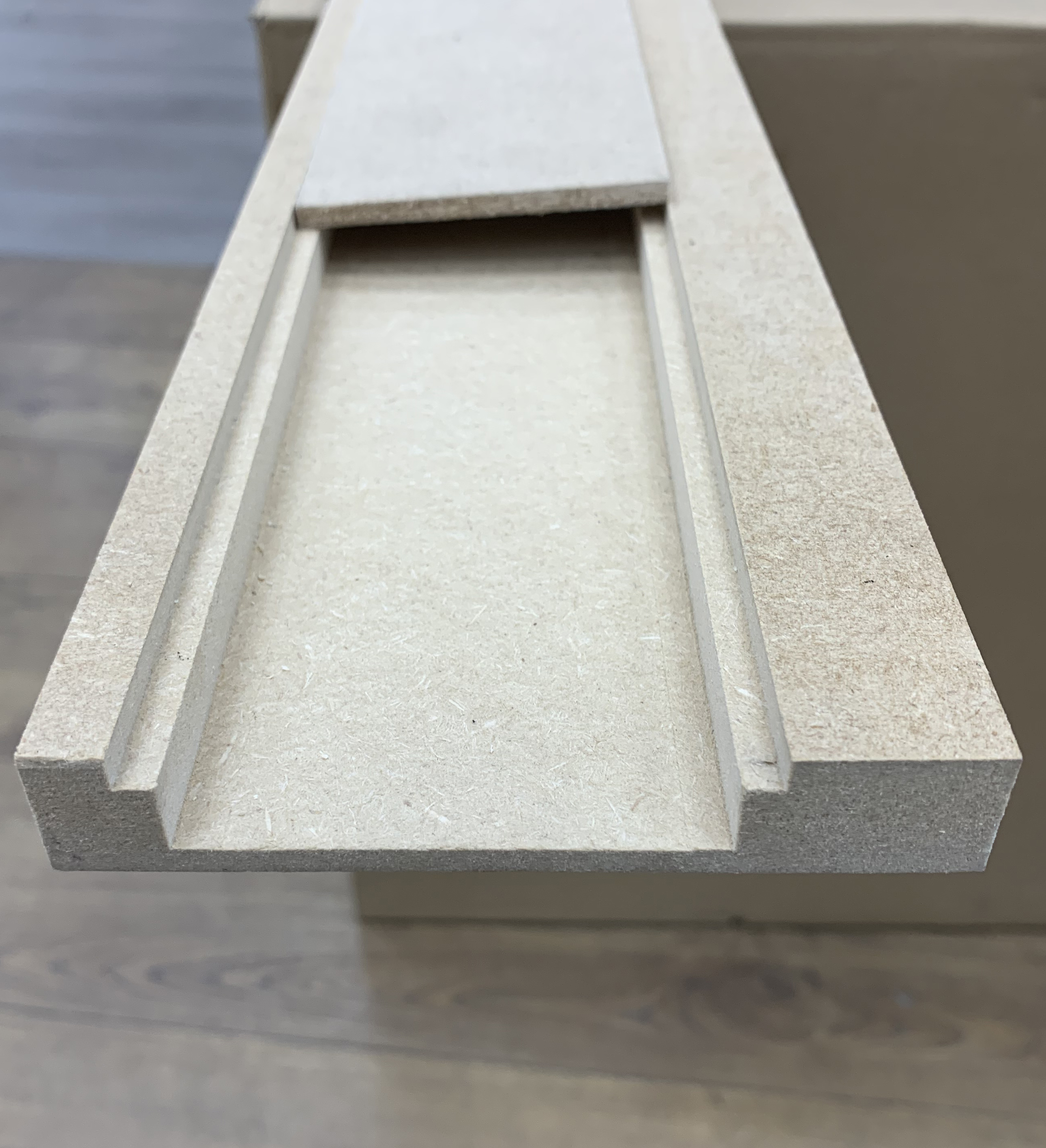 PLINTHE ELECTRIQUE DINACHOC PASSE CABLE MDF BRUT 19x110x2440mm-Certifié PEFC 70%
