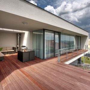 LAME DE TERRASSE CUMARU BRUT PROFIL 1 FACE LISSE 1 FACE STRIEE 145x21x915mm (+/- 3 mm)