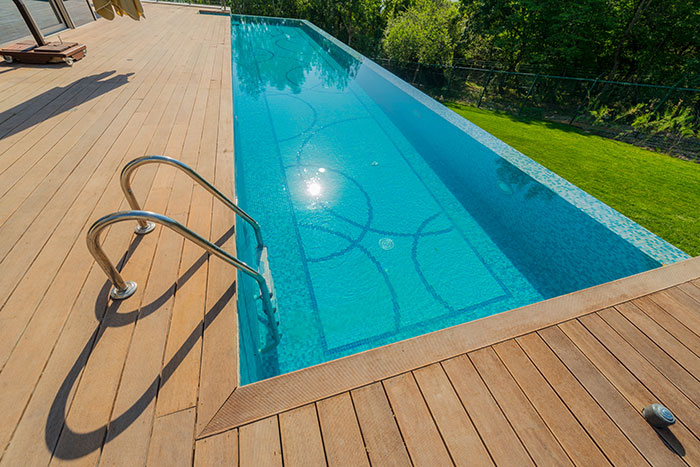 LAME DE TERRASSE IPE BRUT PROFIL 1 FACE LISSE 1 FACE STRIEE / BISEAUX 145x21x935/1245/1550/1850mm (+/- 3 mm)
